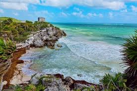 Playa de Cancún con muelle y mar turquesa